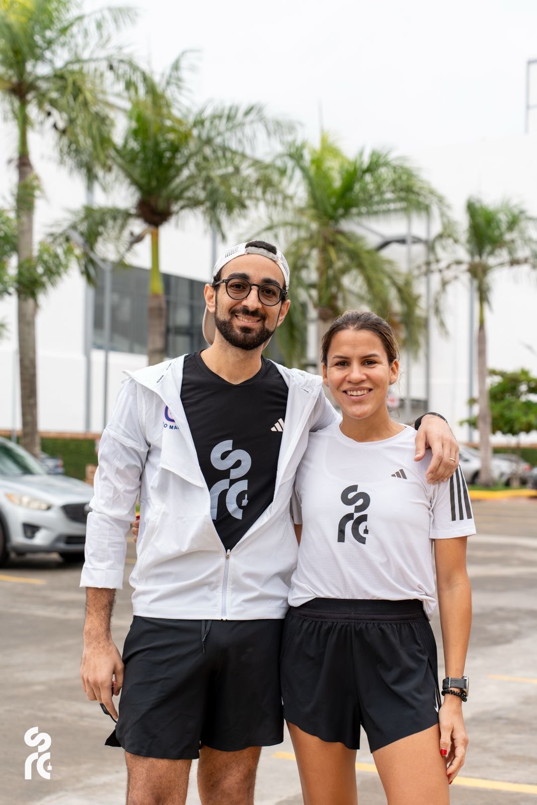 Víctor y Natasha con camisetas de SRC